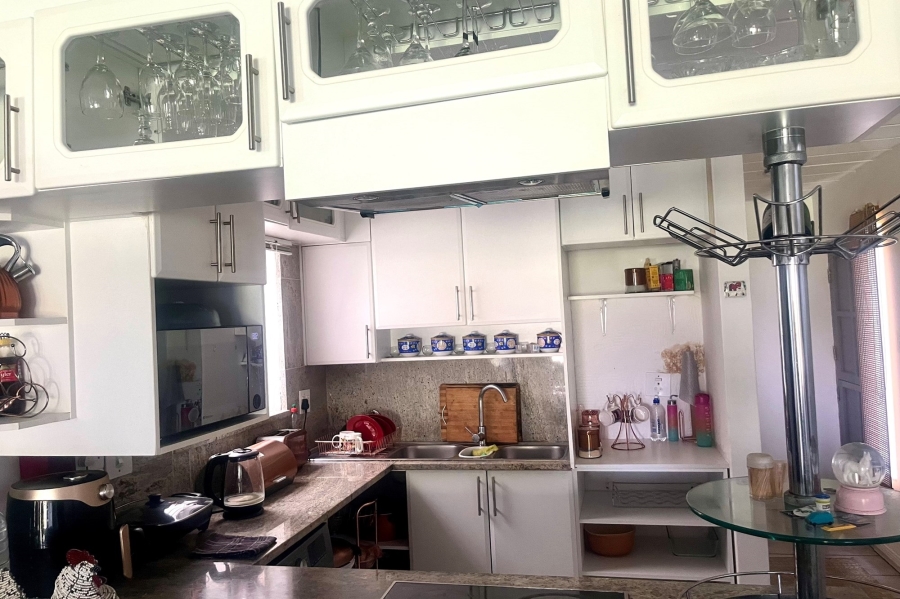 To Let 3 Bedroom Property for Rent in Caribbean Beach Club North West